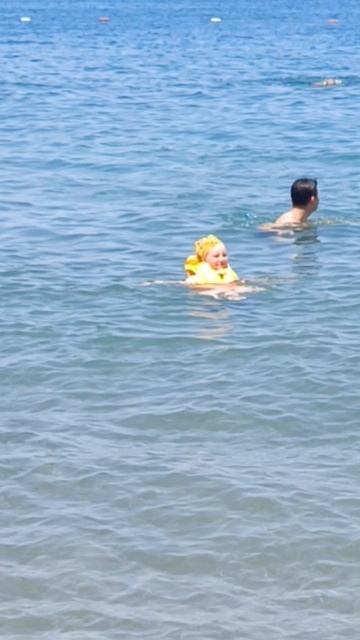 Горячий песок, чистейшее море.