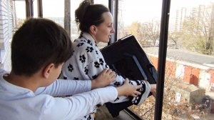 МАМА ГРИФЕРА ВЫКИНУЛА КОМПЬЮТЕР В ОКНО В РЕАЛЬНОЙ ЖИЗНИ!