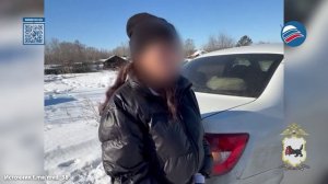 Полицейские прыгнули в машину на полном ходу ради задержания наркосбытчицы в Иркутской области