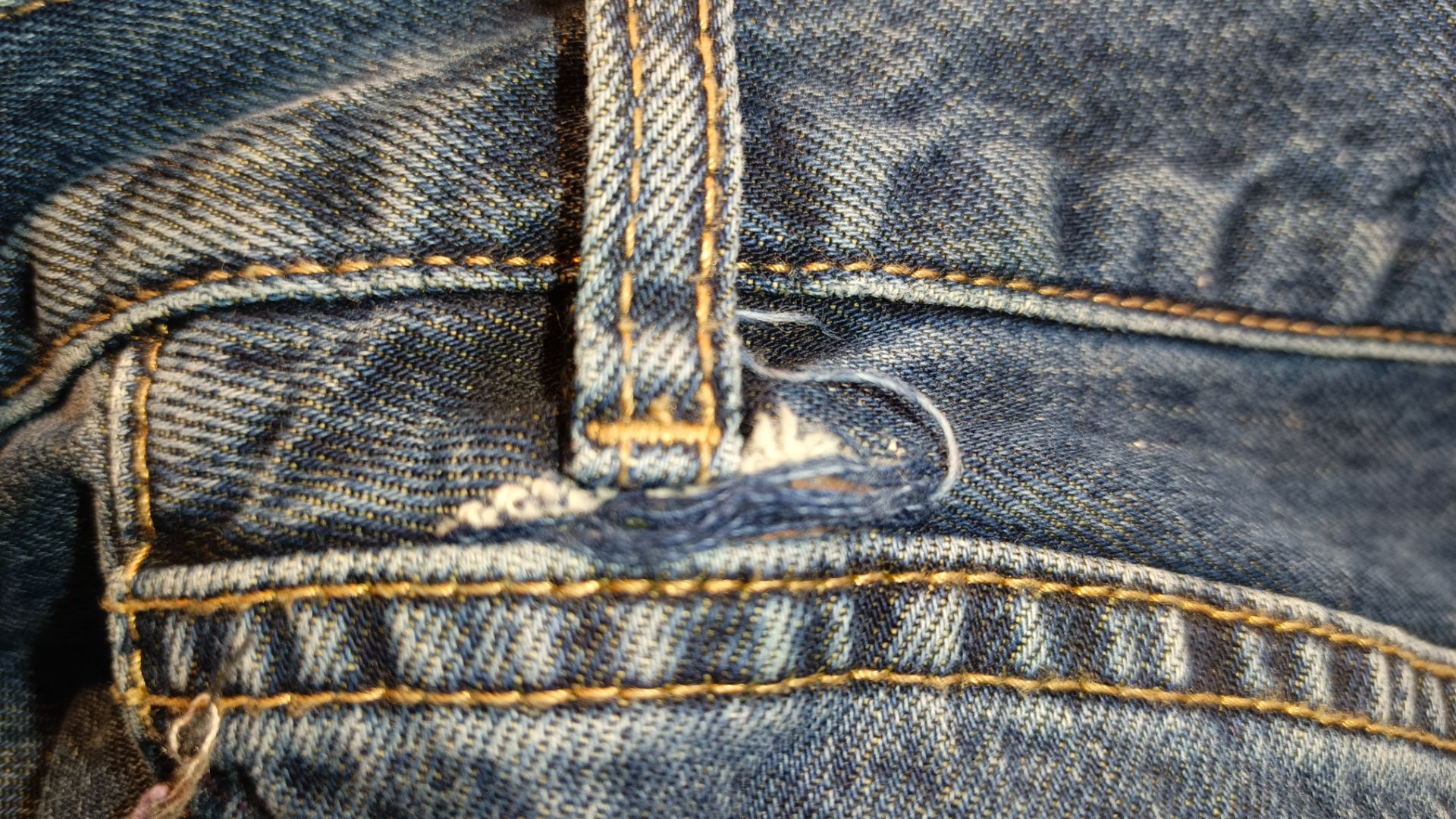 Лопнула ткань на джинсах, под шлевкой