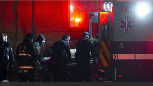 Три человека пострадали в результате падения самолета на жилые дома в США