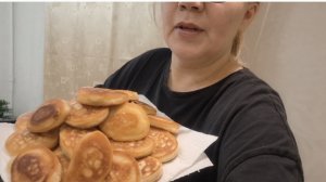 Напекла оладьи на кефире. Вкусный,  быстрый завтрак.