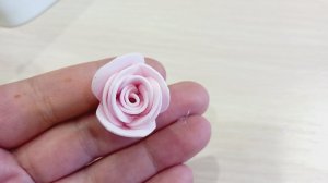 Это, наверное, самая простая роза, которую можно сделать из фоамирана. МК роза своими руками