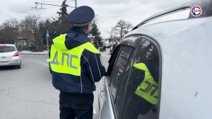 Сотрудники ГАИ поздравили севастопольских автоледи цветами