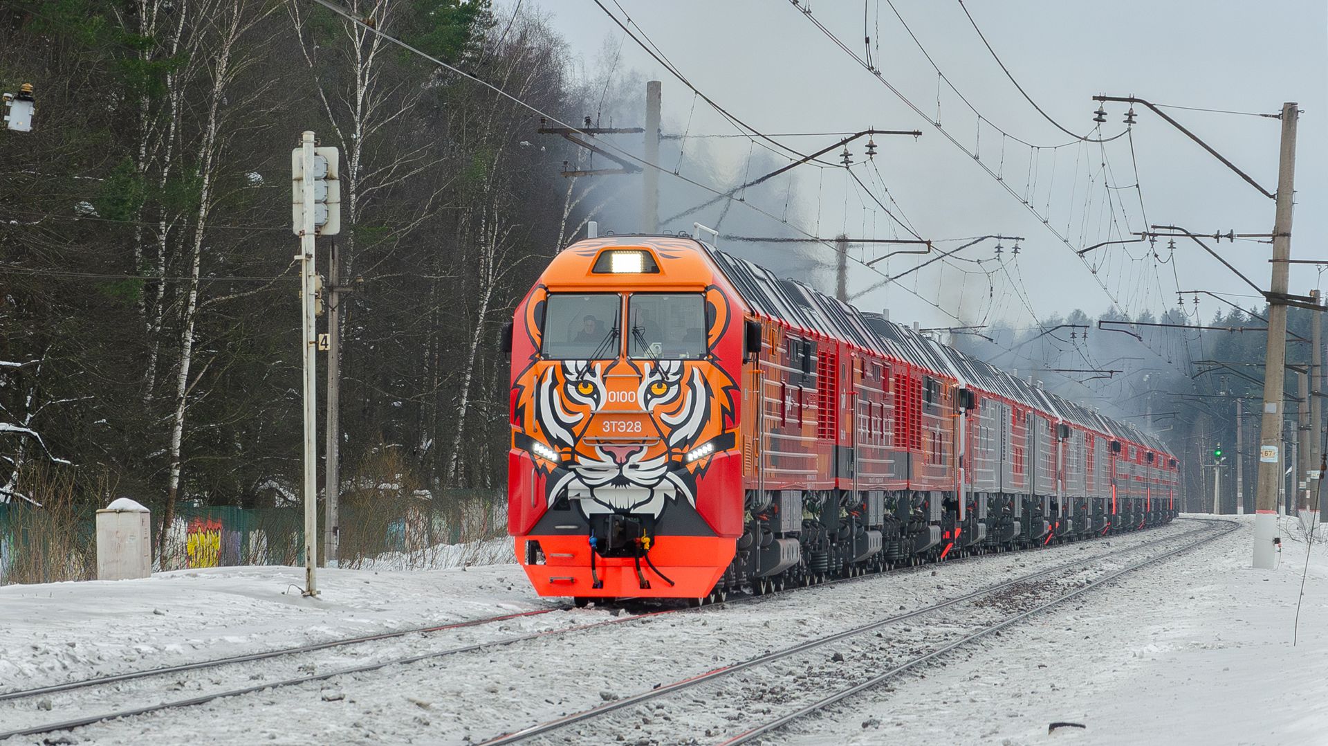 Сплотка 3ТЭ28 во главе с юбилейной 