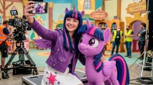 ПОНИ В РЕАЛЬНОМ МИРЕ! МОЙ МАЛЕНЬКИЙ ПОНИ ВСТРЕЧАЮТСЯ С РЕАЛЬНЫМИ АКТЁРАМИ! MY LITTLE PONY Я В ШКОЕ