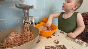 Съездила у стоматологу. Дима делает  слоеное  тесто.