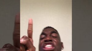 Черный мужчина плачет