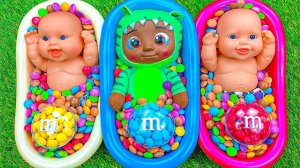 ASMR пупсы купаются в разноцветных шариках АСМР