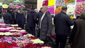 В цветочных магазинах уже начался предпраздничный ажиотаж.