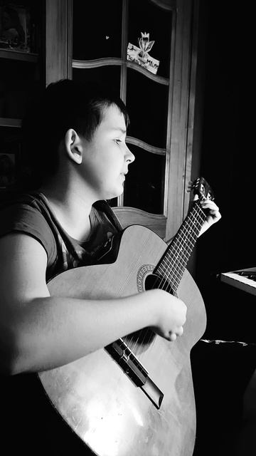 Изгиб гитары жёлтой.