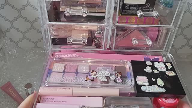 ASMR: наводим порядок в органайзере с косметикой.