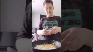 готовим яичницу