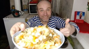 обед без 🐈 овощное рагу. много соблазнов в еде. мукбанг. обжор. еда на камеру. диета. шизофрения.