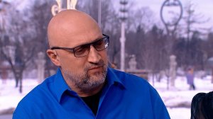 Смотрели с сочувствием: как Гоша Куценко носился в фартуке по городу на съемках "Тюльпанов"