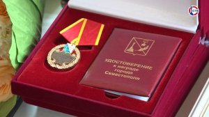 Михаил Развожаев вручил награды жительницам Севастополя в преддверии 8 марта