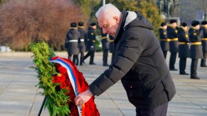 Генпрокурор России Александр Гуцан прибыл в Калининград и возложил венок к братской могиле воинов