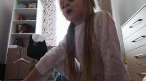 играю с сестрой 
в игру возле леса