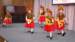 Вальс от представителей мудрого поколения, зажигательные песни от воспитанников детских садов