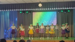 Девочки поют на концерте к 8 марта