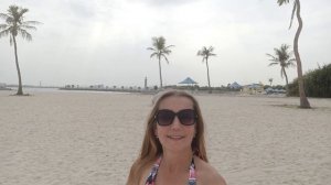 Уселись на песке и даже не под пальмой!