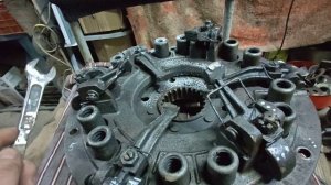ЛТЗ-55. РЕМОНТ СЦЕПЛЕНИЯ. (Часть 2. КОРЗИНА, БОЛТЫ, ДИСКИ. Выставить нужный зазор - это ГЛАВНОЕ.)