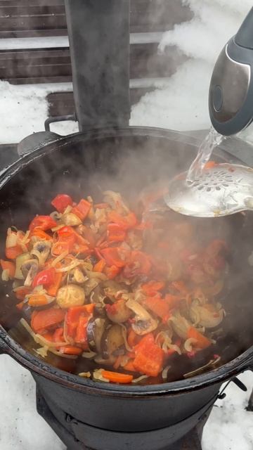 Бараньи голяшки с овощами в казане на костре 🔥