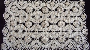 ПРЯМОУГОЛЬНАЯ САЛФЕТКА КРЮЧКОМ В ТЕХНИКЕ БРЮГГСКОГО КРУЖЕВА - КАК СВЯЗАТЬ ЦВЕТЫ