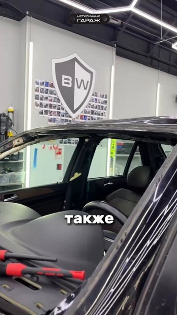 Снег упал с крыши на автомобиль -  Мерседес в ремонте