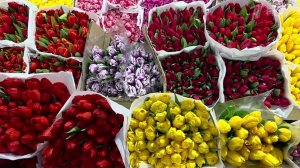 Мужчины спешат выбрать лучшие букеты для женщин к 8 Марта.