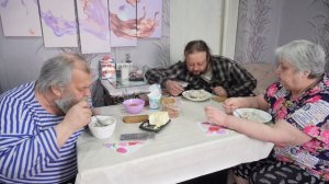 Всю ночь не спали, лепили пельмени Семья тружеников из Сибири села вкусно обедать