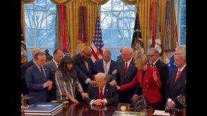 Пасторы совершили коллективную молитву за Трампа