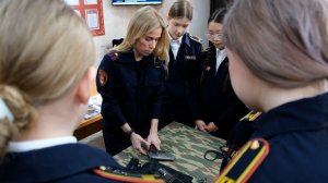 Росгвардейцы Хакасии сделали необычный подарок кадетам-девочкам