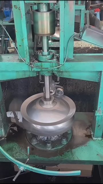 Изготовление стальных полусфер.