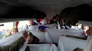 Появились кадры возвращения российских военных после обмена с Украиной.