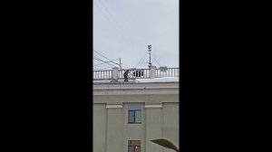 Чистка снега без страховки. Вот так и падают с крыши