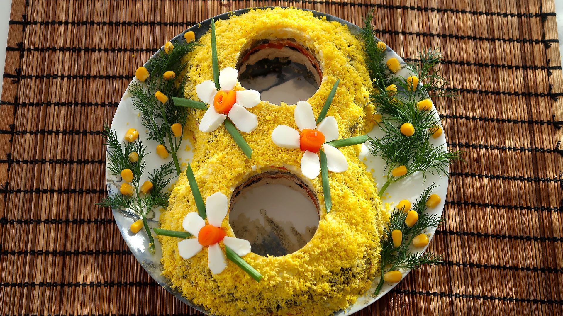 Слоеный салат с курицей, черносливом и грибами с праздничным оформлением на 8 марта