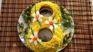 Слоеный салат с курицей, черносливом и грибами с праздничным оформлением на 8 марта