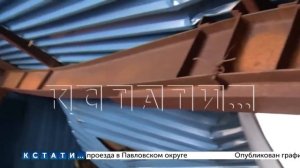 Рухнувшая крыша автопредприятия раздавила пассажирские автобусы и коммунальную технику.mp4