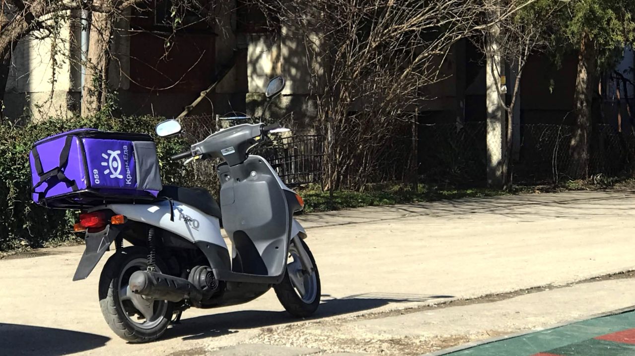 Двухколёсный теперь с мотором! Первый раз в городе, открытие сезона // Мопедобудни #1