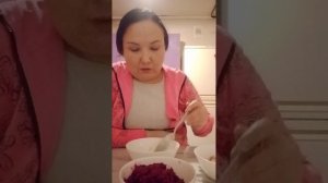 Суп с лапшой и с куриными бёдрами, салат со свеклой и с чесноком.