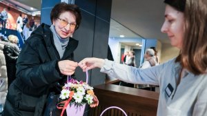 (12+) В театре «ФЭСТ» поздравили милых дам!