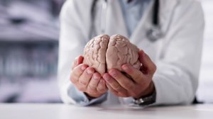 Эти привычки убивают память и мозг: первые признаки деменции и болезни Альцгеймера