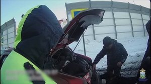 Житель Тюмени, пытавшийся при инспекторах ДПС выбросить гашиш и мефедрон, заключён под стражу