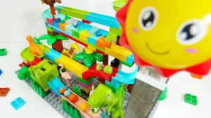 СТРОИМ ГОРКУ ДЛЯ ШАРИКОВ С СОЛНЫШКОМ КАТАЕМ ШАРИКИ ВИДЕО ДЛЯ ДЕТЕЙ ДЕТСКИЙ КАНАЛ ИГРАЛКИ-ЗАЛИПАЛКИ