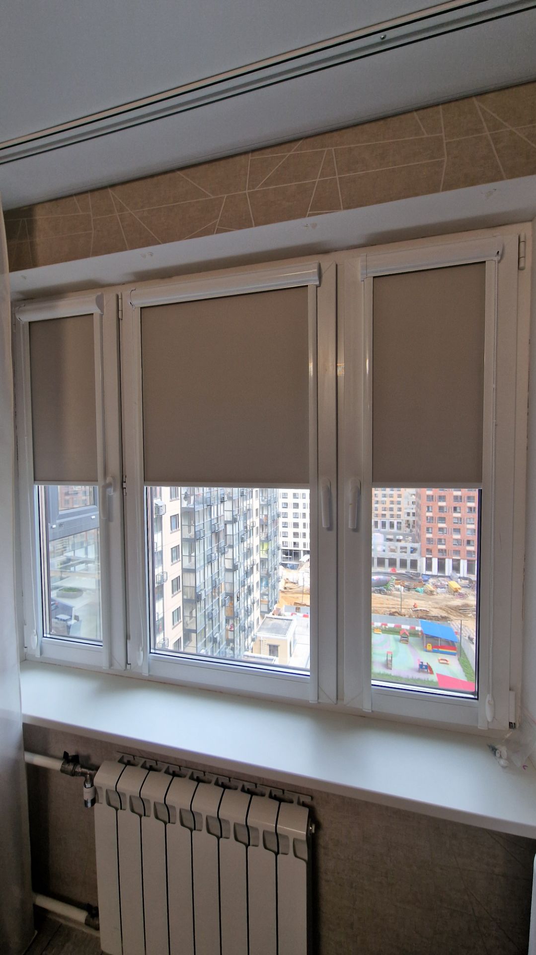 Ткань Респект блэкаут бежевый. Кассетные рулонные шторы с направляющими