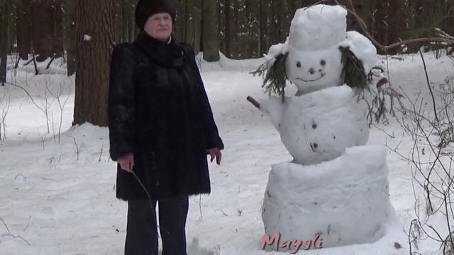 Пряха. В низенькой светелке огонек горит.
