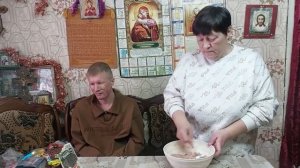 Люба готовит котлеты для Алексея.