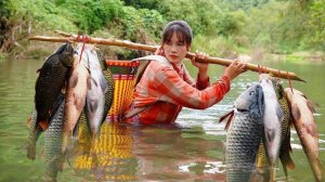 Девушка ловит рыбу вручную. Обустраивает свою жизнь в пышных зеленых горах