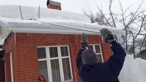 Очистка крыши от снега самодельным приспособлением. Отличное решение. 05.03.26
